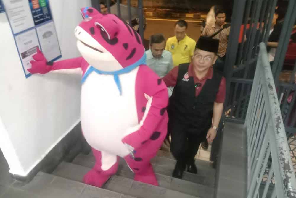 Mohd Na'im (kanan) mengadakan lawatan ke rumah keluarga asnaf, Mohamad Salman Abdullah, 23, atau juga dikenali sebagai 'frog man' di Chow Kit, Kuala Lumpur