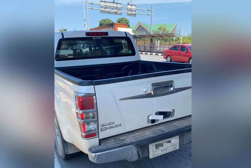 KPDN Kedah membongkar taktik pikap asing yang membuat isian diesel di beberapa buah stesen minyak dalam Ops Tiris di Pos Kawalan Sempadan Bukit Kayu Hitam, di Alor Setar, pada Khamis.