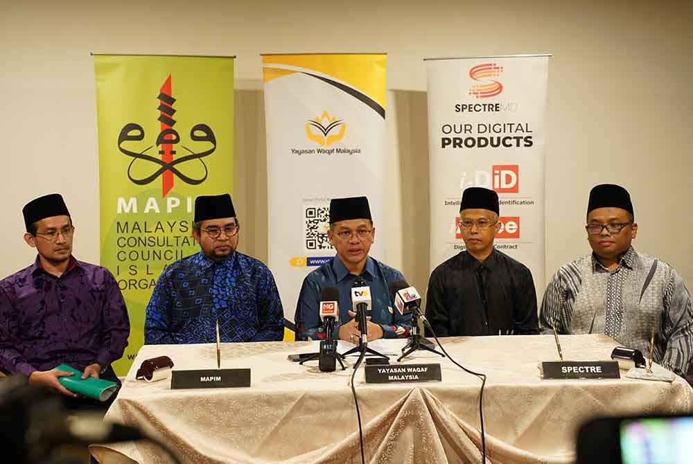 Mohd Na’im (tiga dari kanan) dalam majlis menandatangani memorandum persefahaman antara YWM, Mapim dan Spectre MD Sdn Bhd.