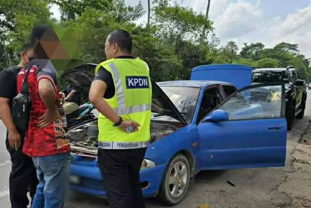 Terdahulu pada jam 11.30 pagi KPDN Kelantan telah menahan sebuah kereta jenis Proton Wira di jalan Kampung Tujuh, Tumpat.