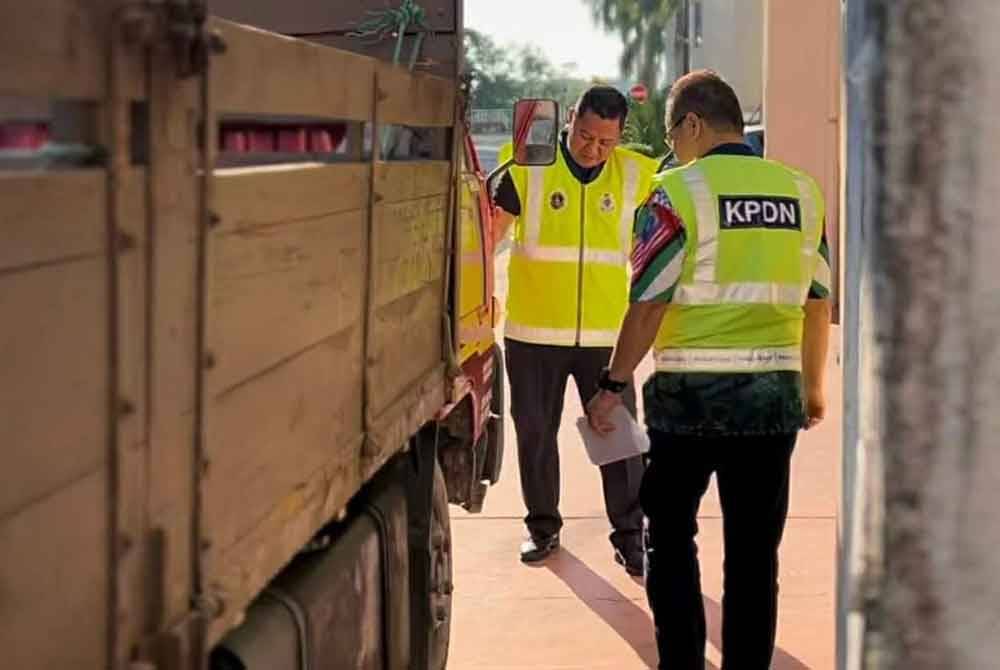 Lori tiga tan jenis Daihatsu ditahan dalam serbuan di sebuah stesen minyak di Wakaf Bharu, Tumpat pada jam 1.30 petang.