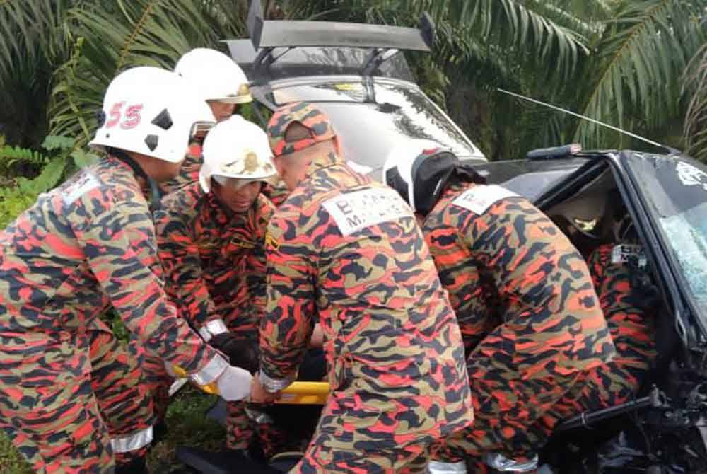 Anggota bomba mengeluarkan mangsa yang tersepit dalam nahas di Loji Air Tengku pada Jumaat. Foto BBP Mersing