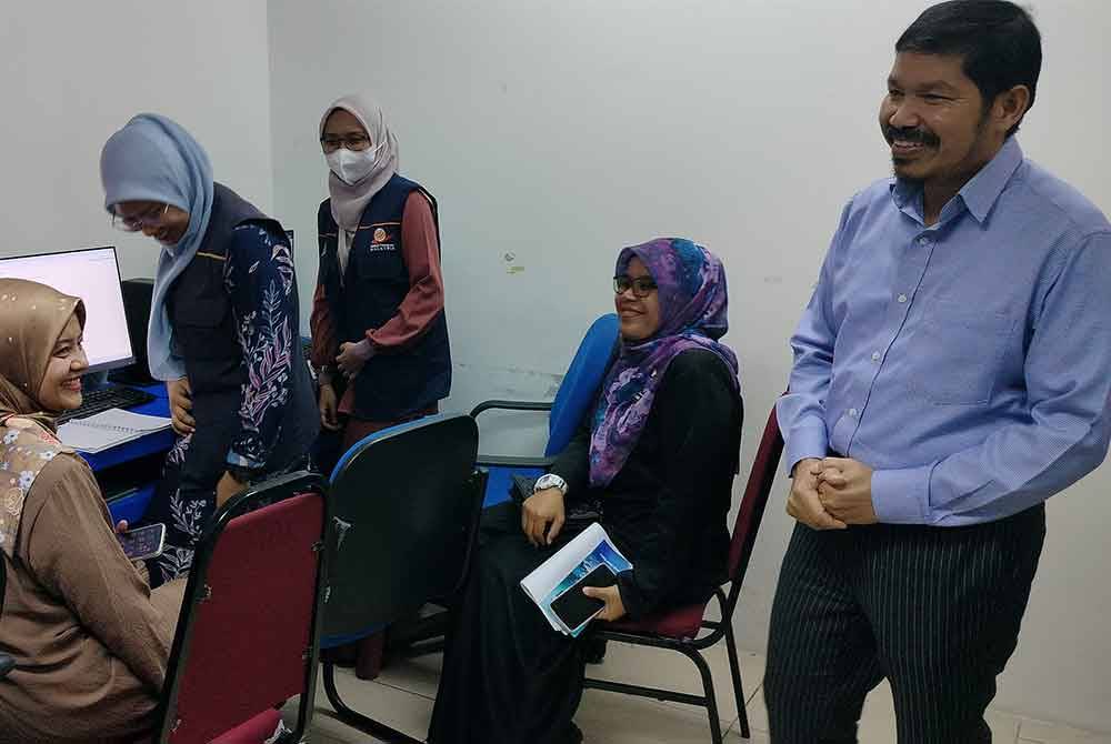 Mohd Uzir menemui beberapa penjawat awam yang berada di Pusat Khidmat Masyarakat JaPen untuk mengemas kini maklumat sistem PADU pada Jumaat.