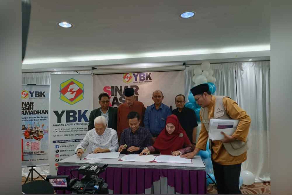 
Hartini (duduk, kanan) dan Zainal Abidin (duduk, kiri) ketika Majlis Pelancaran Program Sinar Kasih Ramadan di Yayasan Basmi Kemiskinan pada Jumaat.