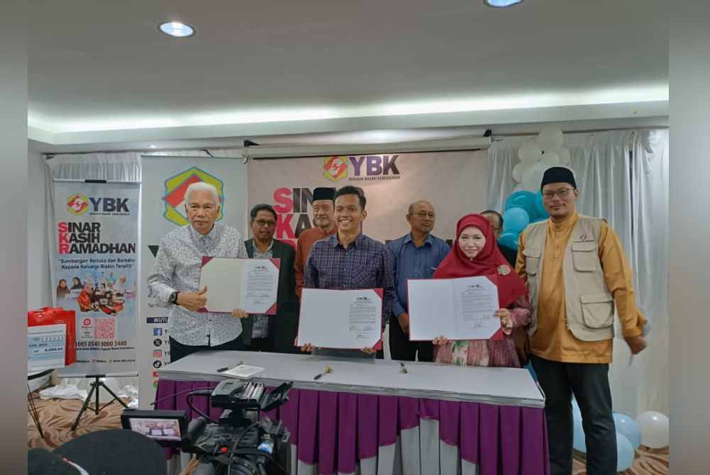 
Hartini (depan, dua dari kanan) dan Zainal Abidin (depan, kiri) ketika Majlis Pelancaran Program Sinar Kasih Ramadan di Yayasan Basmi Kemiskinan pada Jumaat.