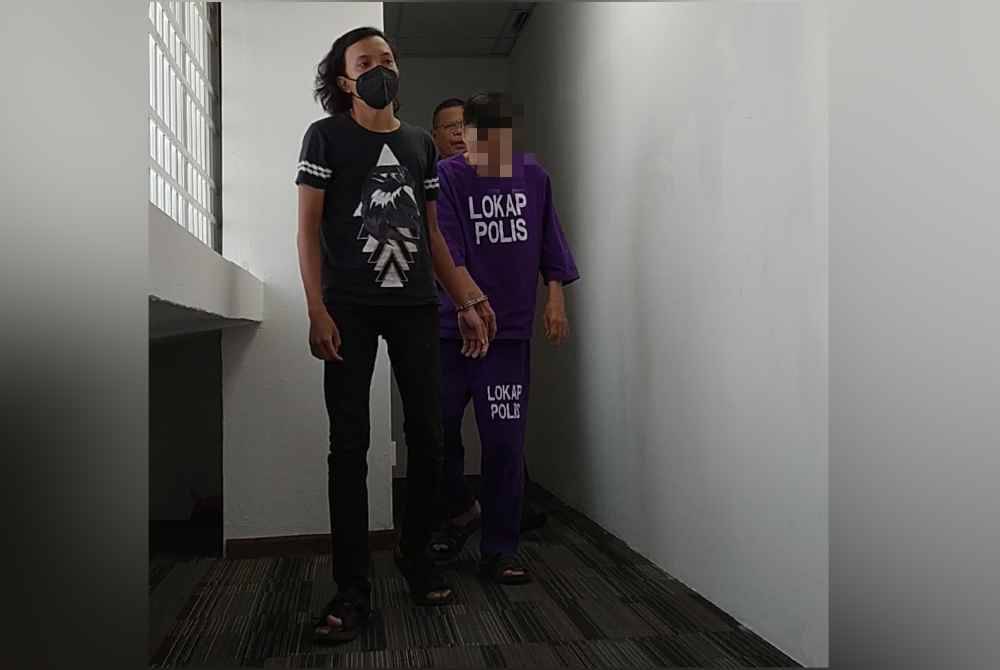 Muhamad Firdaus (kiri) mengaku tidak bersalah atas tuduhan mendera anak perempuannya berusia lima tahun di Mahkamah Sesyen Ipoh pada Jumaat.