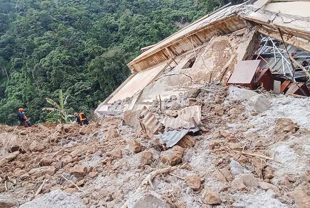 Pasukan penyelamat melakukan kerja-kerja menyelamat di tapak tanah runtuh di wilayah Davao de Oro di selatan Filipina dalam kejadian pada malam Selasa lalu. - Foto: Xinhua