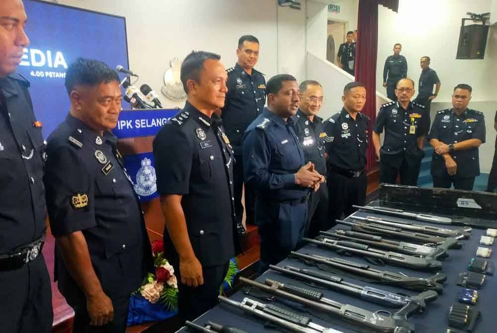 Operasi dilakukan selepas pasukan risikan melakukan intipan selama seminggu ke atas anggota keselamatan berkenaan. Foto: HISYAMUDDIN AYUB.