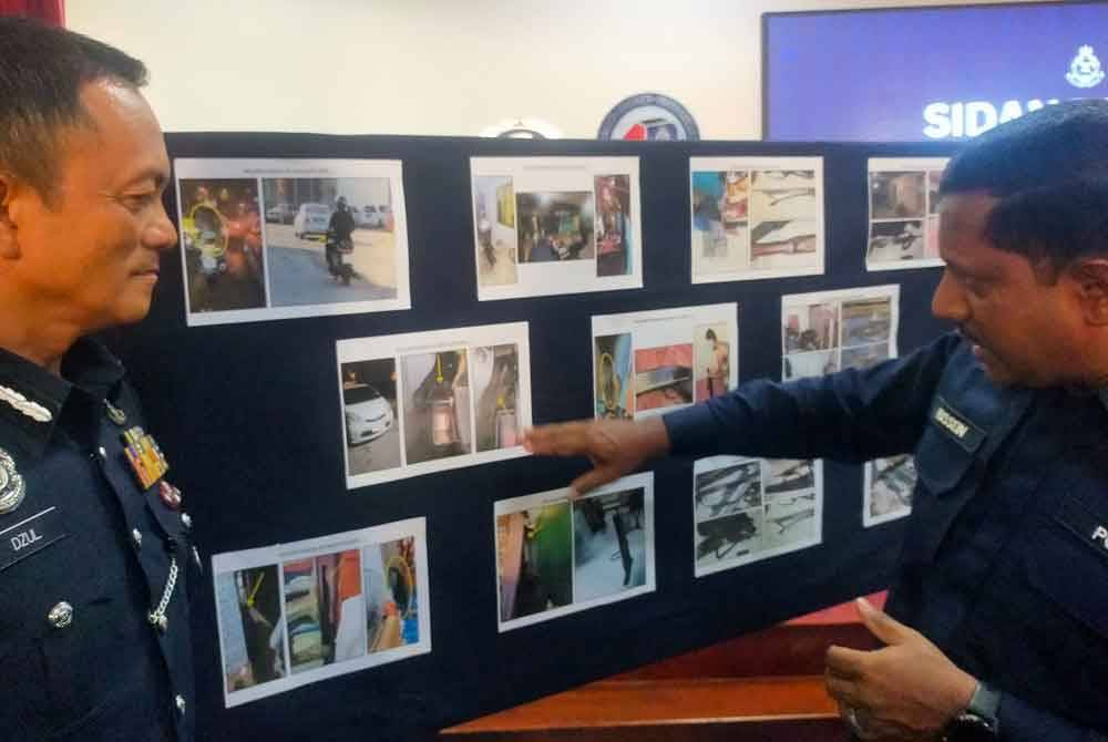 Hussein (kanan) menunjukkan cara-cara senjata api jenis pump gun dibawa balik oleh petugas pengawal keselamatan selepas tamat bertugas di Kuala Selangor dan Sabak Bernam, Selangor.
Foto HISYAMUDDIN AYUB