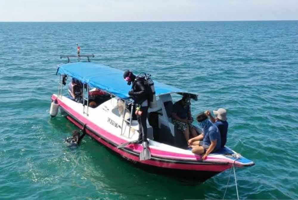 Kerja-kerja pembaikan paip dasar laut dilakukan oleh penyelam melalui kaedah clamping. Foto SADA