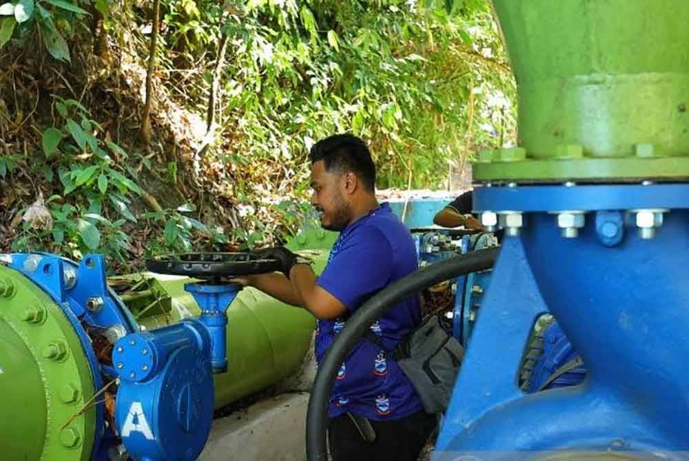 Pengaktifan pam penggalak di Empangan Malut. Foto SADA