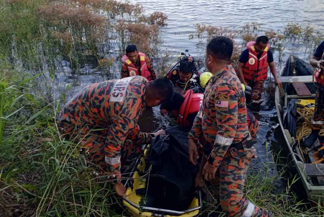 Pasukan bomba membawa naik mangsa ke tebing sungai selepas ditemui di kedalaman lebih tiga meter di sungai berhampiran Empangan Milau, Jalan Garau, Kudat.