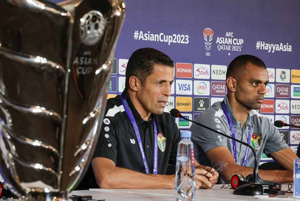 Hussein Ammouta (kiri) dan Salem Al Jalin ketika menjawab pertanyaan pemberita pada sidang media pra-perlawanan akhir di antara Jordan dan Qatar Piala Asia 2023 di Pusat Media Utama pada Jumaat. - Foto: Bernama