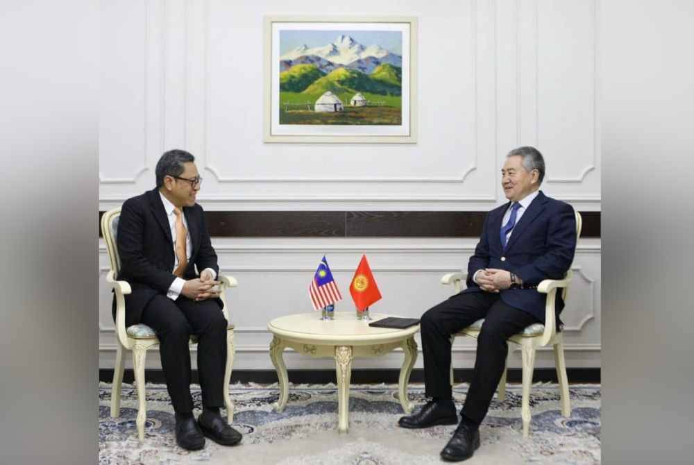 Ahmad Rozian (kiri) mengadakan kunjungan hormat ke atas Menteri Luar Republik Kyrgyz, Zheenbek Kulubaev pada Khamis. - Foto: FB Wisma Putra