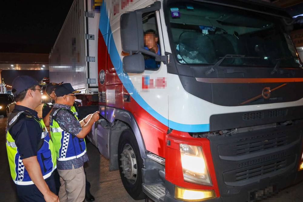 Lokman turut turun padang dalam Op Tahun Baharu Cina 2024 di Plaza Tol Kemuning, Shah Alam pada Jumaat.