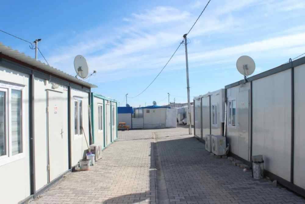 Dianggarkan seramai 1,200 penduduk mendiami 300 kontena yang disediakan di bandar Besni.