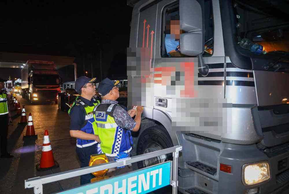 Lokman turun padang dalam Op Tahun Baharu Cina 2023 di Plaza Tol Kemuning, Shah Alam pada Jumaat.