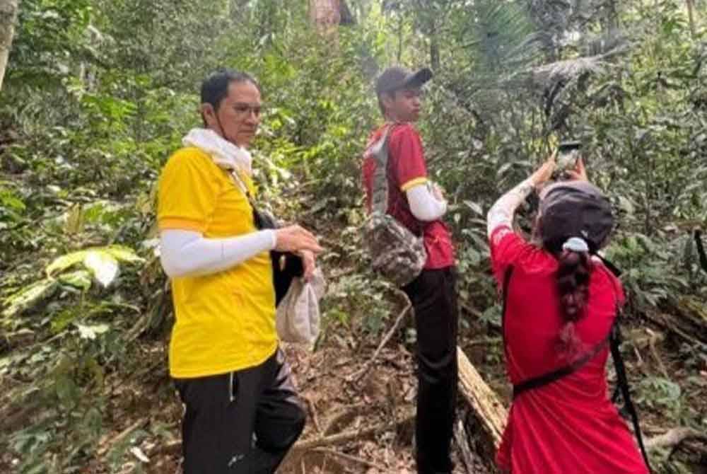Tengku Sarafudin (kiri) bersama anakanda meninjau flora dan fauna dalam Hutan Simpan Ulu Muda.