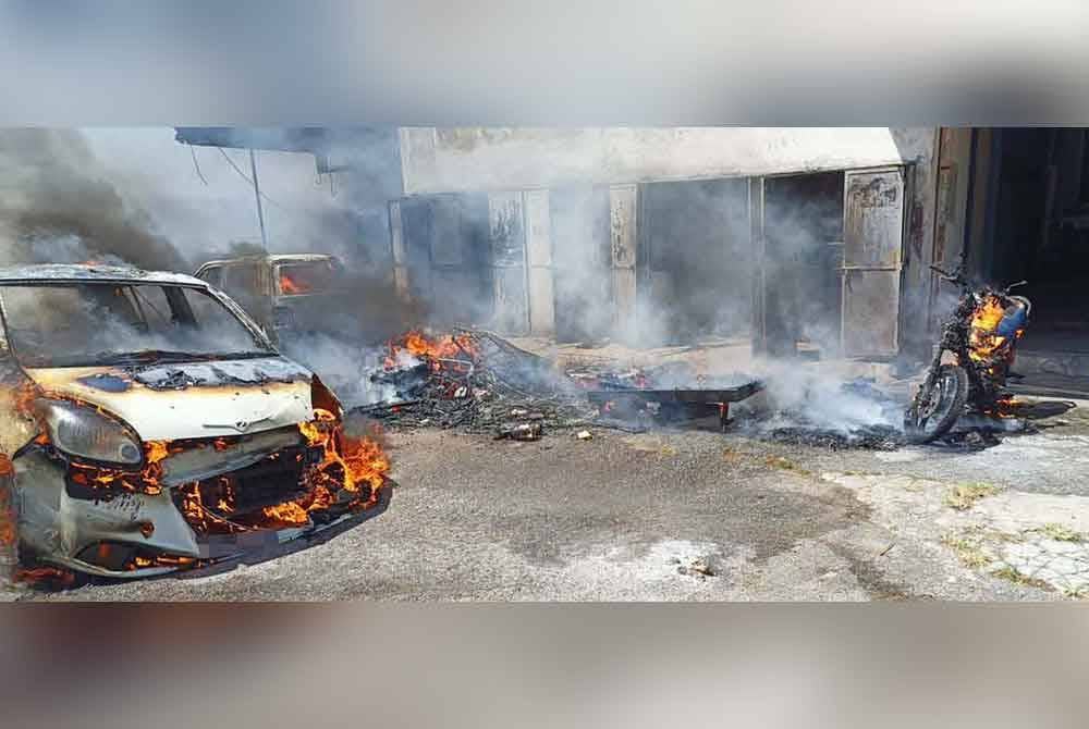 Tiga kenderaan yang diletakkan di aras bawah Pangsapuri Desa Intan, di Lebuhraya Thean Teik, Bandar Baru, Ayer Itam terbakar dalam kejadian pada Sabtu.