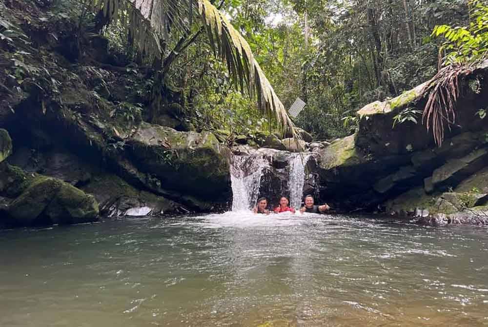 Mini air terjun Hatob dan pokok berusia beratus tahun antara tarikan utama untuk pendaki yang melalui trail kembara hutan dan mendaki ke bukit Watu Kokolutan, Kampung Talantang, Kiulu, Tuaran.