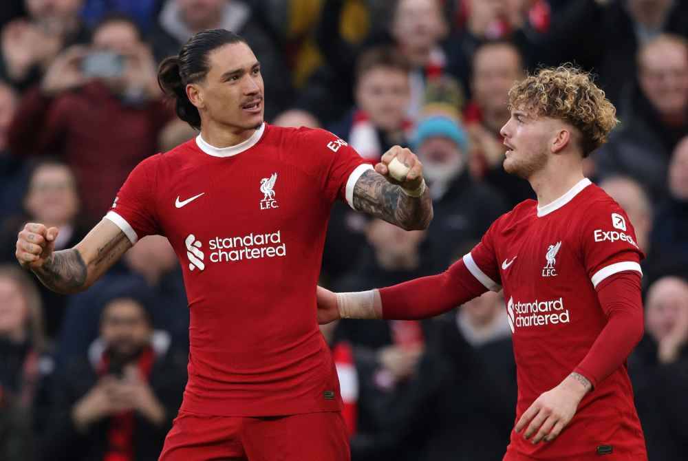 Darwin Nunez (kiri) meraikan jaringannya ketika menentang Burnley. Foto AFP