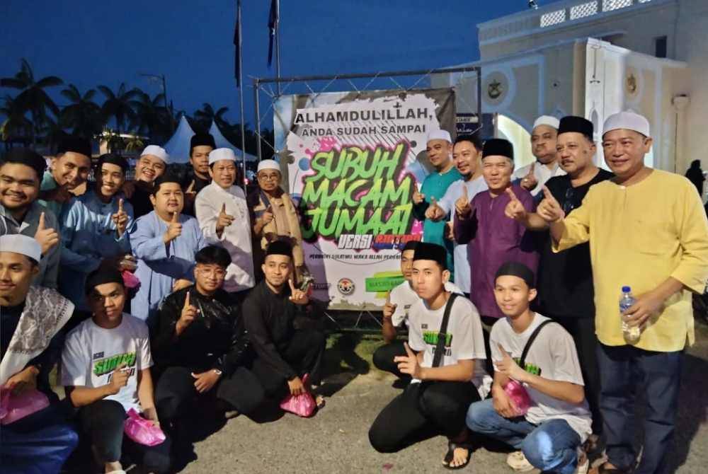 Ahmad (berdiri, lima dari kiri) bergambar bersama jemaah yang hadir di Masjid Bandar Pontian, pada Ahad.