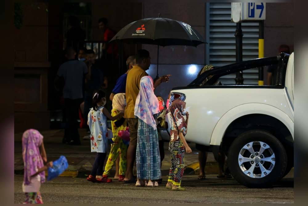 Antara kanak-kanak jalanan yang menanti makanan yang dibawa oleh NGO (badan bukan kerajaan) dan orang awam ketika tinjauan Bernama di Chow Kit dan Lorong Haji Taib Kuala Lumpur. Foto Bernama
