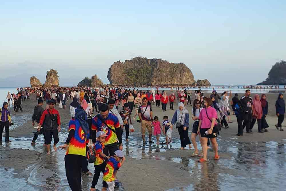 Fenomena laut terbelah menarik kehadiran lebih 3,000 pengunjung ke Tanjung Rhu, Langkawi, pada Ahad.