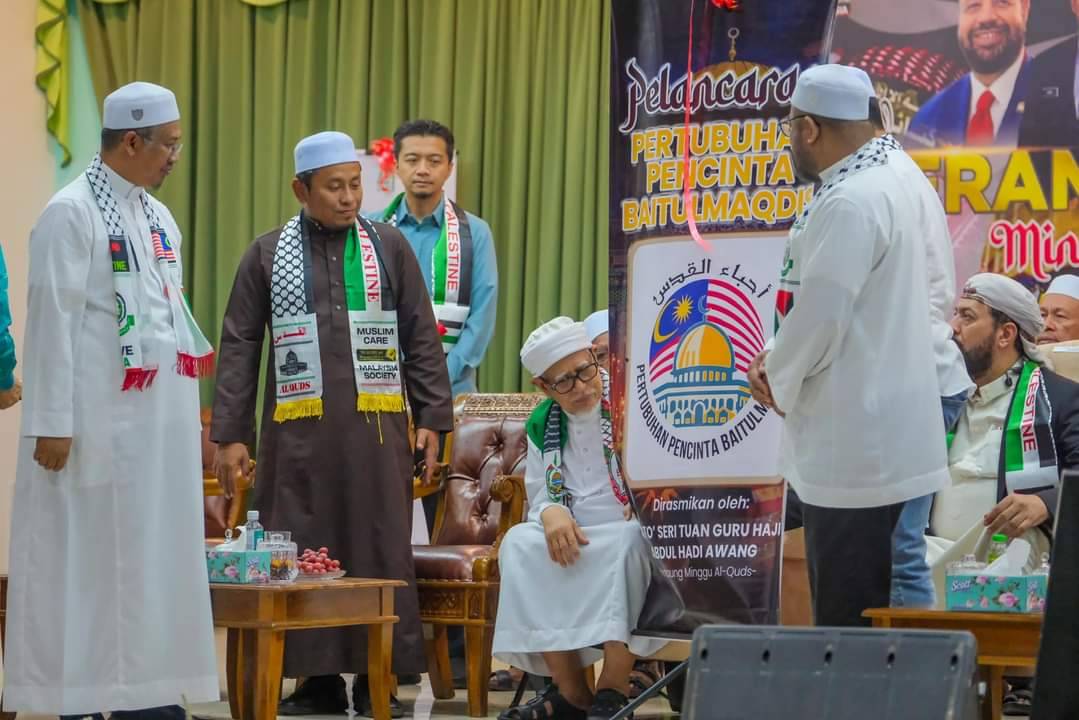 Ahmad Fadhli (dua dari kiri) bersama Abdul Hadi (duduk) ketika menghadiri Majlis Perasmian Minggu Al-Quds Sedunia Peringkat Malaysia 2024 di Dewan Tok Guru, Rusila, Marang. 