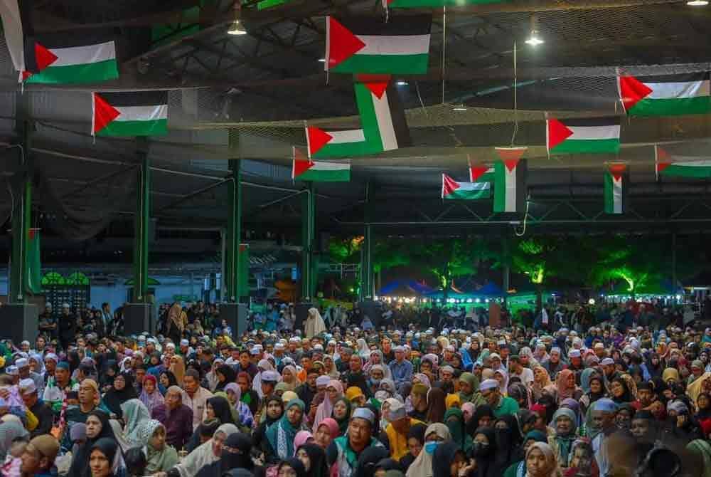 Sebahagian daripada ratusan yang hadir sempena Majlis Perasmian Minggu Al-Quds Sedunia Peringkat Malaysia 2024 di Dewan Tok Guru, Rusila, Marang.