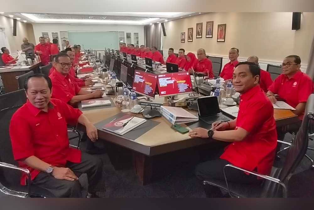 Onn Hafiz (tengah) mempengerusikan Mesyuarat Perhubungan UMNO Johor di Bangunan UMNO Johor pada Ahad.