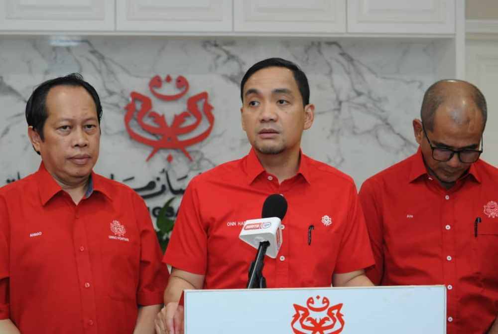 Onn Hafiz bersama Ahmad (kiri) dan Setiausaha UMNO Johor, Datuk Abdul Halim Suleiman selepas mempengerusikan Mesyuarat Perhubungan UMNO Johor, di Bangunan UMNO Johor, pada Ahad.