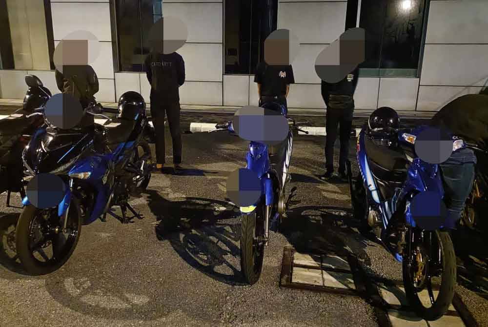 Antara penunggang motosikal yang ditahan dalam Op Samseng Jalanan di Lebuhraya Kuala Lumpur-Seremban (PLUS) dan Lebuh Raya Shah Alam (Kesas) di sini pada Sabtu.