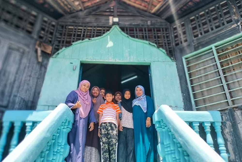 Antara generasi ketiga dan keempat bergambar kenangan di hadapan rumah tersebut.