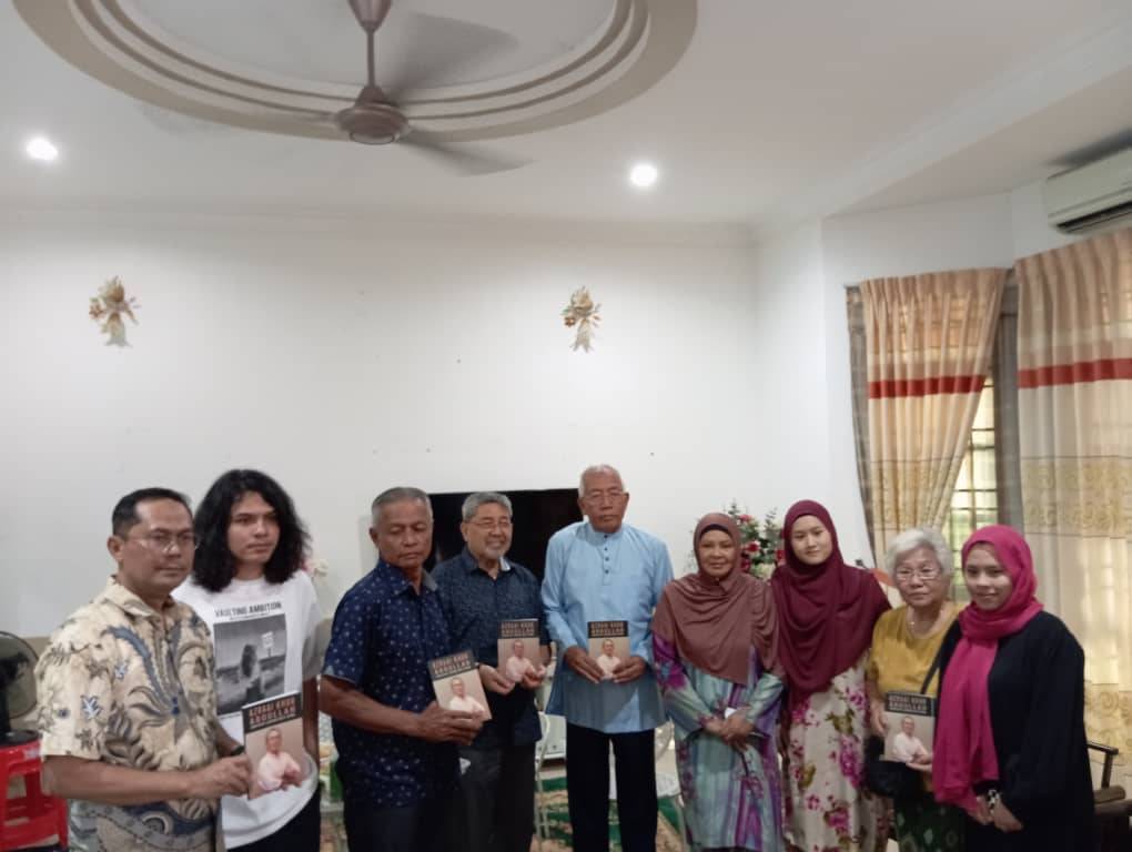 Mahdzir (tengah) bergambar bersama keluarga Allahyarham Azraai selepas selesai melakukan ziarah di kediaman arwah.
