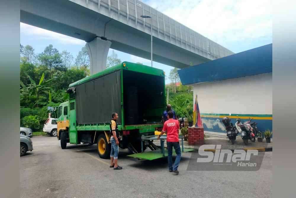 
Pihak petugas DBKL menghantar bantuan tangki air besar bagi kegunaan penduduk di Flat Seri Sabah, Kuala Lumpur. Foto Sinar Harian-HISYAMUDDIN AYUB.