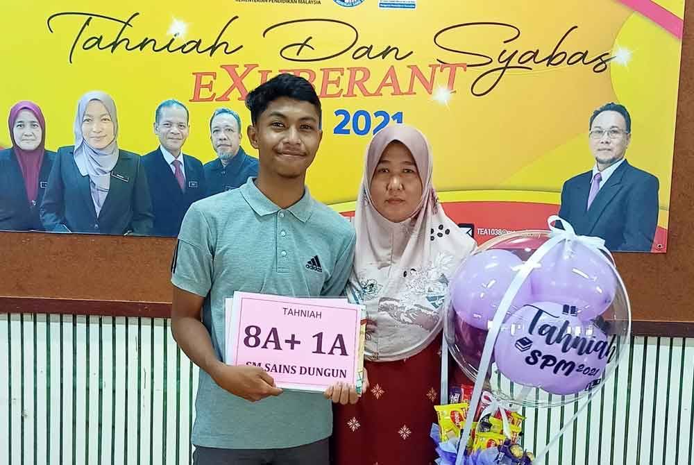Wan Murni bersama Muhammad Amirul Nazmi ketika menerima keputusan SPM di SM Sains Dungun pada 2021.