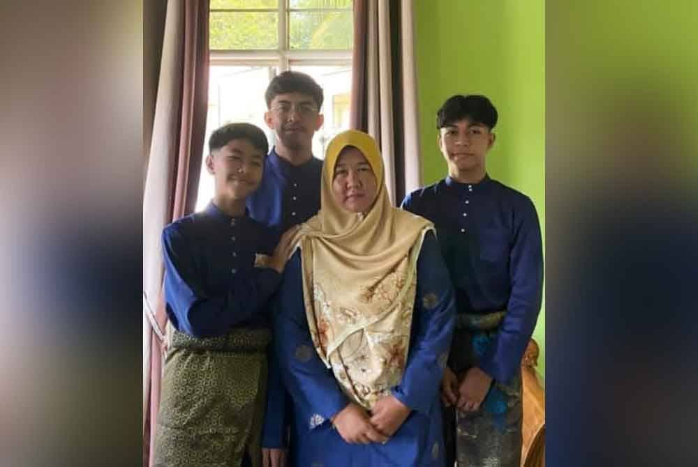 Wan Murni di samping Muhammad Amirul Nazmi (kanan), Muhammad Abid Salihin (belakang) dan Muhammad Aqil Faqhrullah (kiri) ketika merakam gambar bersama pada Hari Raya Aidilfitri tahun lalu.