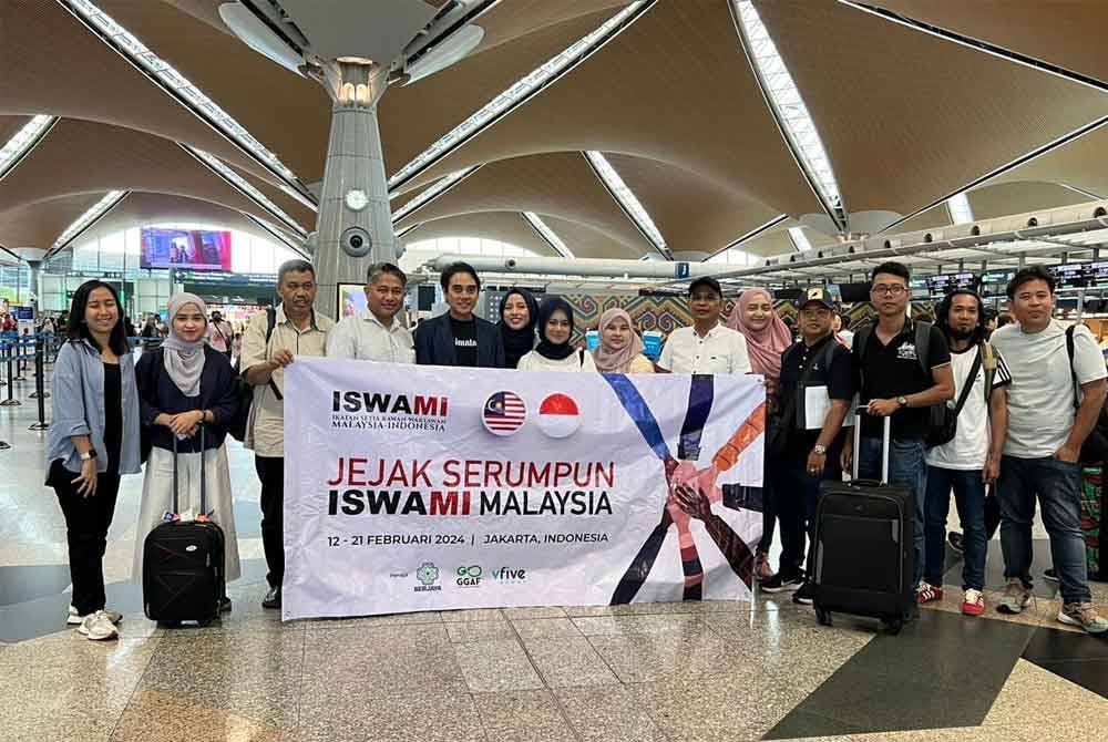 Para peserta dan kepimpinan Ismawi Malaysia di Lapangan Terbang Antarabangsa Kuala Lumpur pada Isnin.