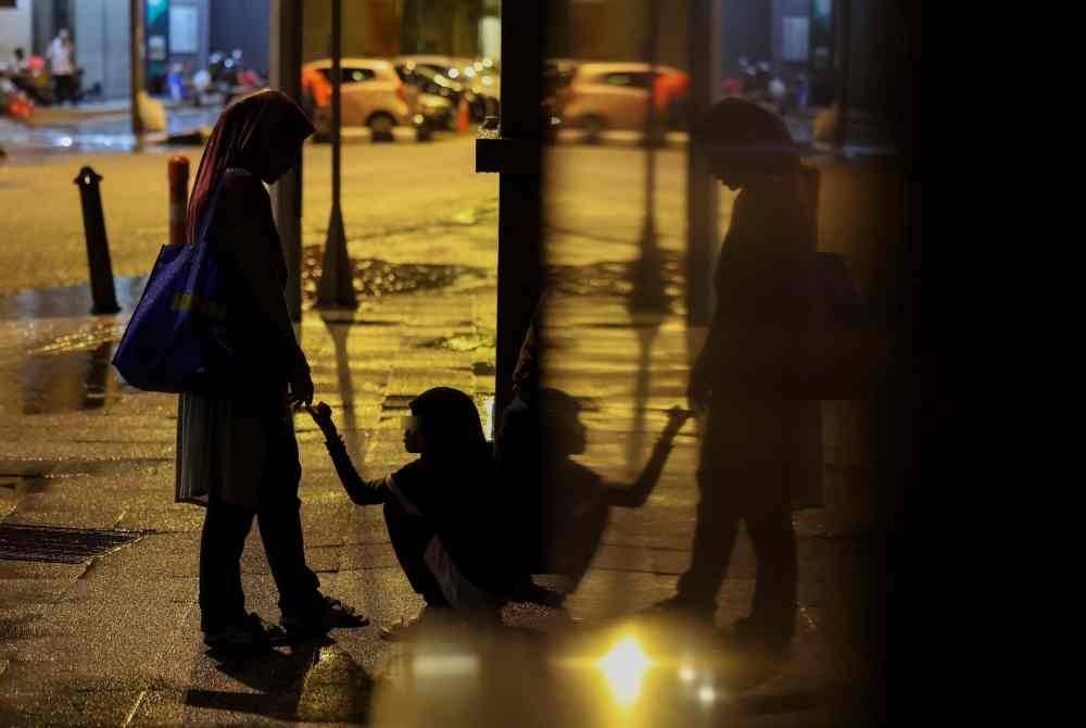 Antara kanak-kanak jalanan bersama penjaganya yang menjadikan kaki lima bangunan sebagai tempat berteduh ketika tinjauan Bernama di Chow Kit dan Lorong Haji Taib Kuala Lumpur. Foto Bernama