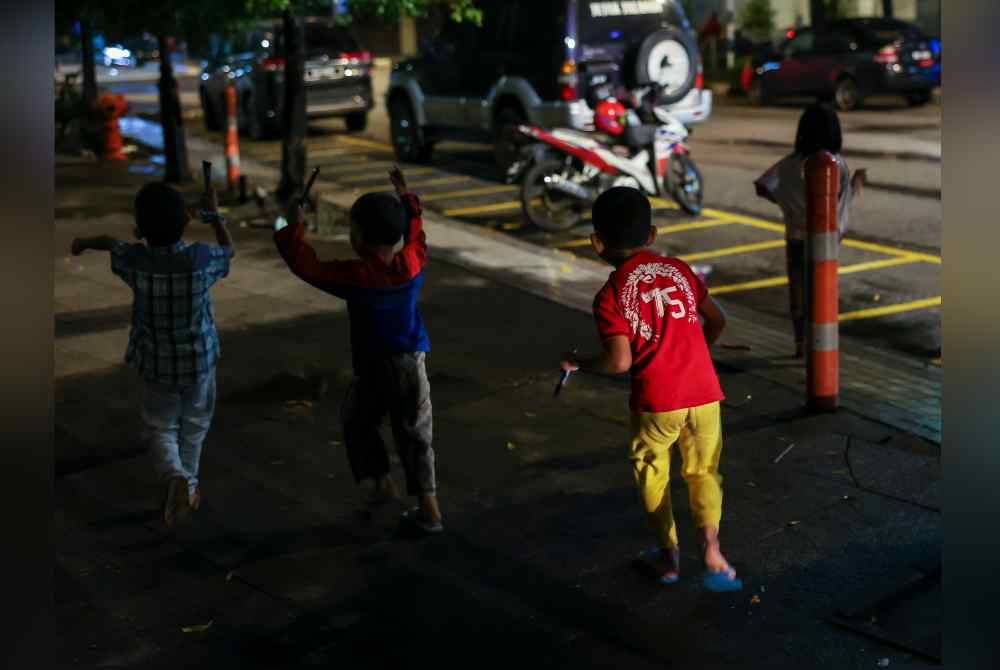 
Antara kanak-kanak jalanan yang bermain di sekitar kawasan Chow Kit dan Lorong Haji Taib Kuala Lumpur ketika tinjauan Bernama baru-baru ini. Foto Bernama