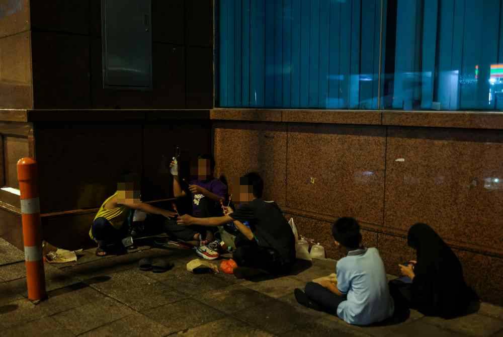 
Antara kanak-kanak jalanan yang menjadikan kaki lima bangunan sebagai tempat berteduh ketika tinjauan Bernama di Chow Kit dan Lorong Haji Taib Kuala Lumpur. Foto Bernama