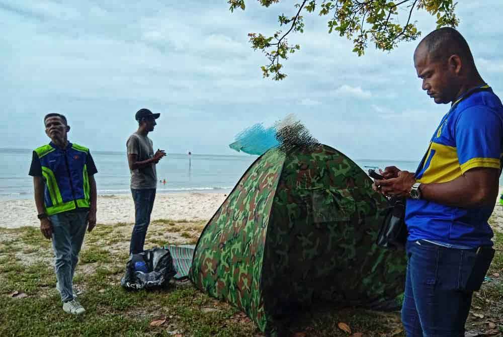 Penguatkuasa MPPD ketika menjalankan pemantauan dan penguatkuasaan di Pantai Cahaya Negeri pada Isnin.
