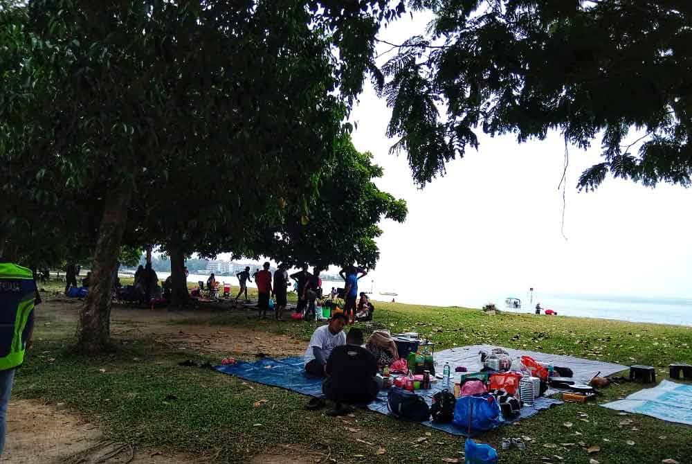 Suasana sekitar kawasan pantai tumpuan di Port Dickson.