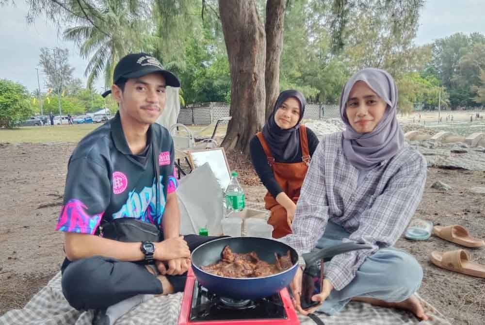 Nur Umayrah (kanan) bersama dua rakannya datang ke pantai Port Dickson kira-kira jam 11 pagi Isnin.