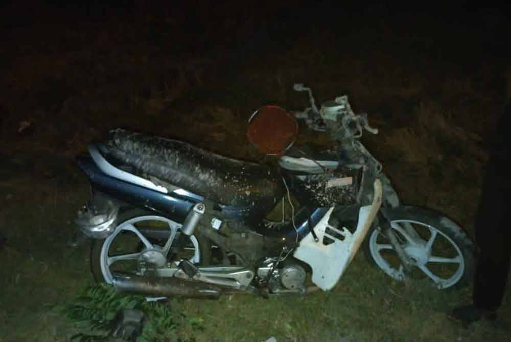 Keadaan motosikal mangsa selepas melanggar seekor kerbau yang melintas di Jalan Kuala Teriang, Langkawi pada malam Ahad. Foto ihsan polis