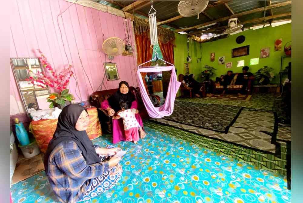 Lapan beranak di Kampung Baru, Sungai Kenor, Guchil Luar di Kuala Krai terpaksa 'berhimpit' di ruang tamu untuk tidur apabila rumah yang didiami hampir roboh akibat hakisan sungai sejak Disember lalu.