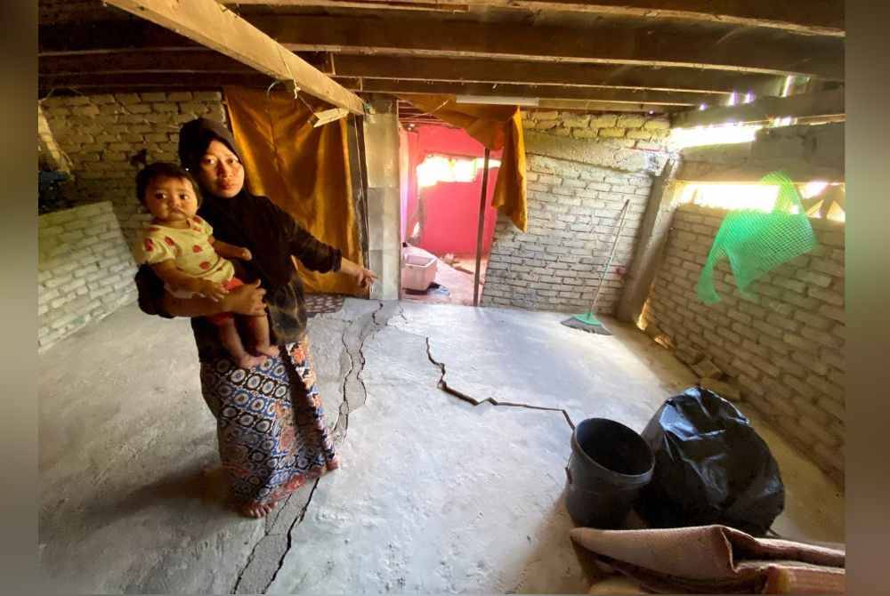 
Nurani menunjukkan retakan yang berlaku setiap hari di rumahnya di Kampung Baru, Sungai Kenor, Guchil Luar, Kuala Krai.