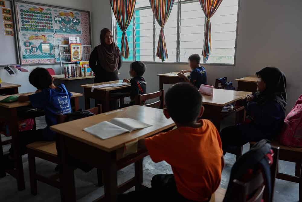 Pegawai Kaunseling Sekolah Bimbingan Jalinan Kasih (SBJK), Najemiah Azlin Mohd Tahir memantau sesi pembelajaran salah seorang muridnya ketika ditemui di SJBK baru-baru ini. Foto Bernama