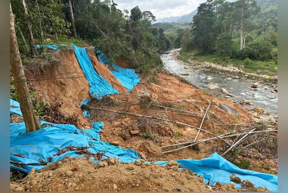 
Runtuhan tebing di Kampung Seberang Janggut.